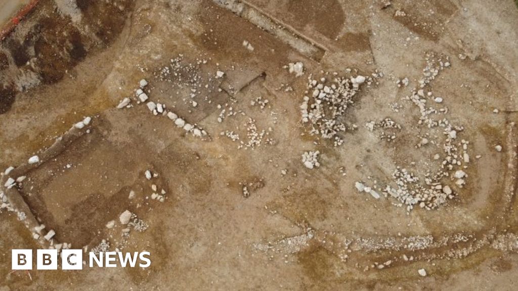 Dig In Newquay Reveals Bronze Age And Roman Settlements Bbc News 