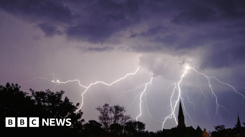 Thunderstorms to hit the UK this weekend