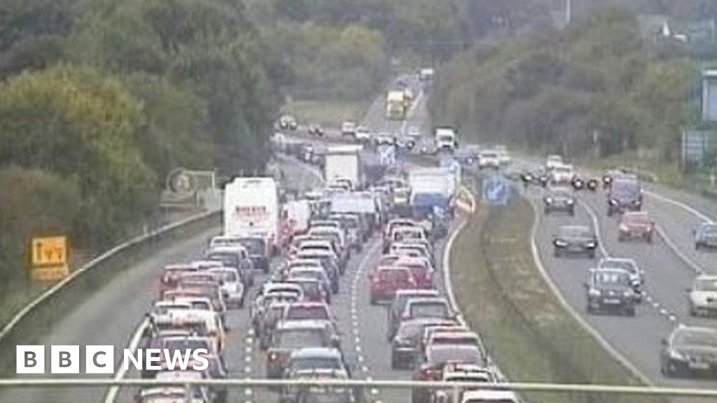 M4 closed for 11 hours as man dies in lorrycar crash