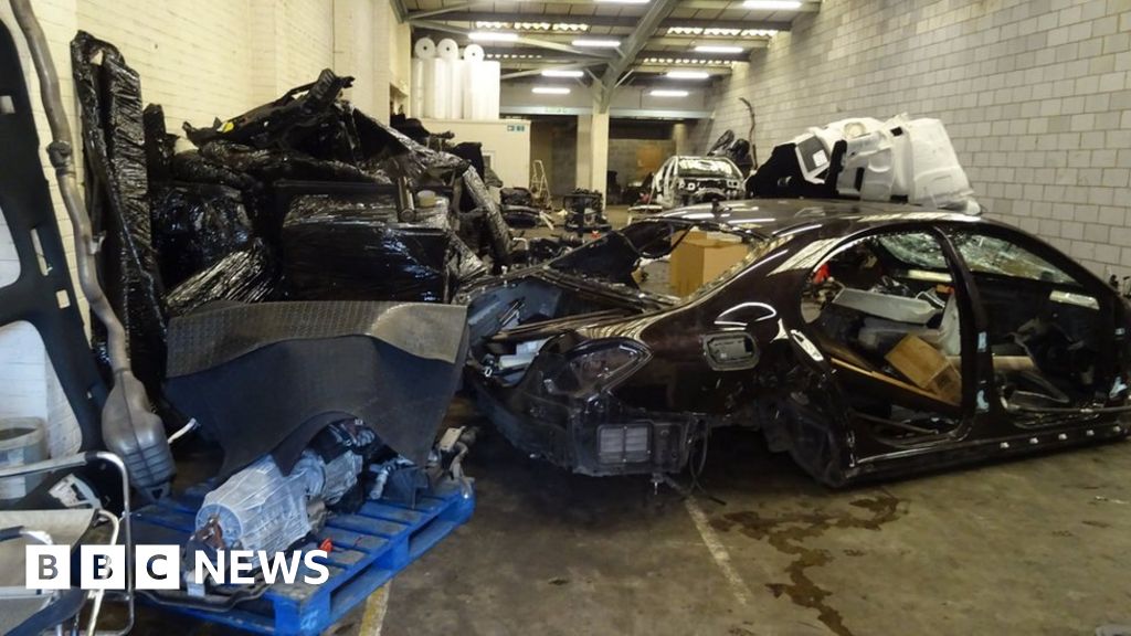 Canvey: Three arrested over £640k stolen cars probe - BBC News
