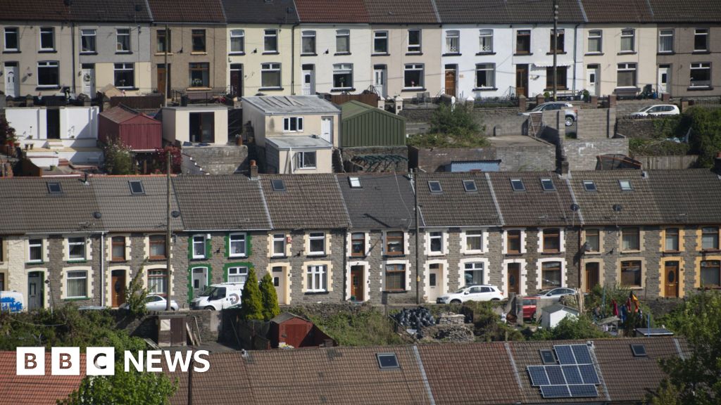 Thirteen Covid deaths during week in Wales