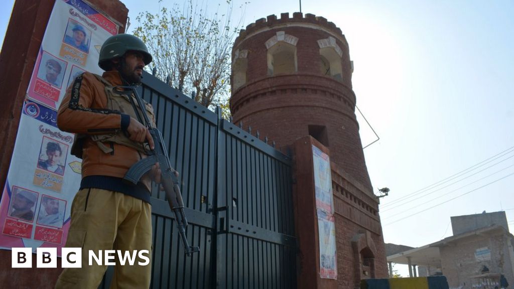 Pakistan hostages: 33 militants killed at police station