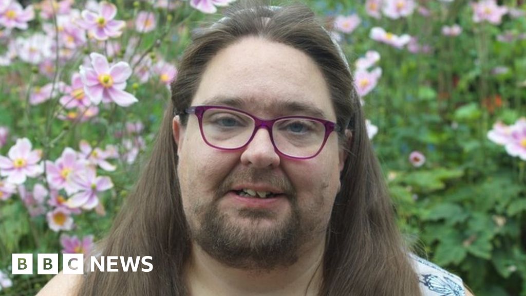 Aylesbury woman grows then shaves beard for PCOS awareness BBC News