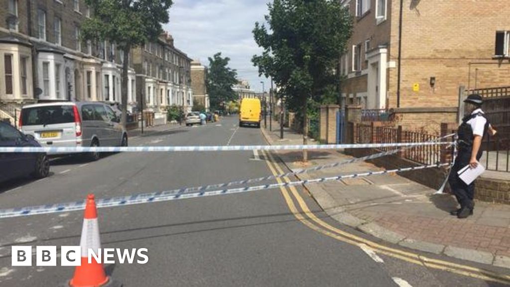 Teenager Dies After Street Fight In South London - BBC News