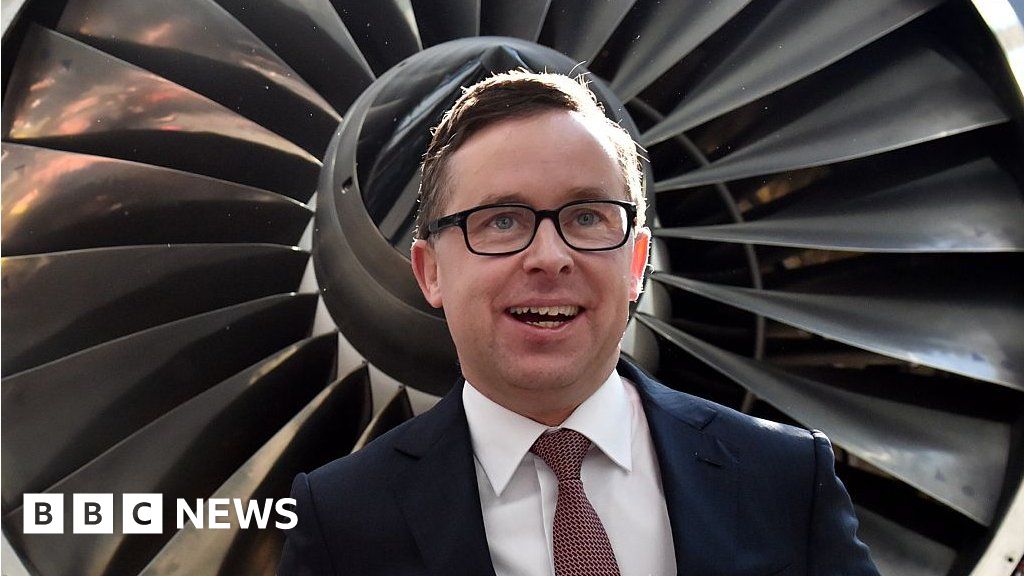 Qantas Boss Alan Joyce Feted For Backing Gay Marriage - BBC News