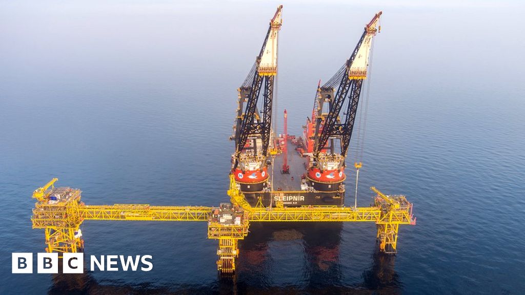 Weather leaves 300 oil workers stuck in North Sea