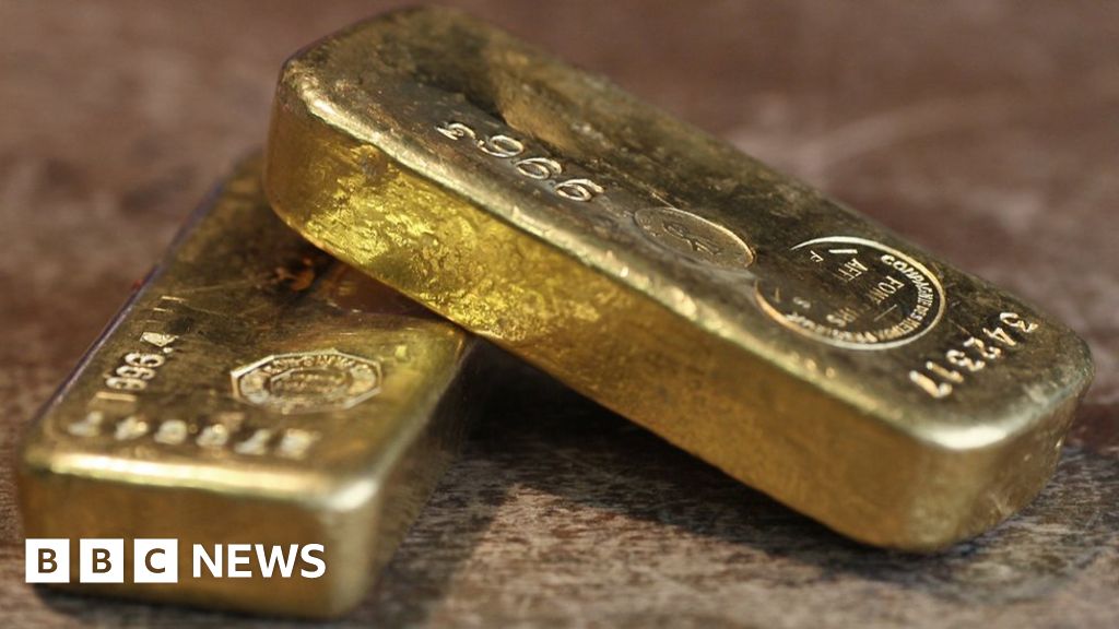 Serbia: Struggling factory pays off workers in gold - BBC News