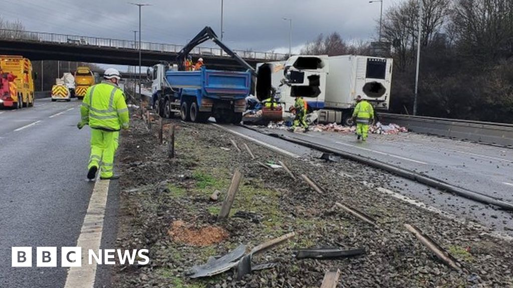 M6 closed in both directions at Walsall after lorry crash