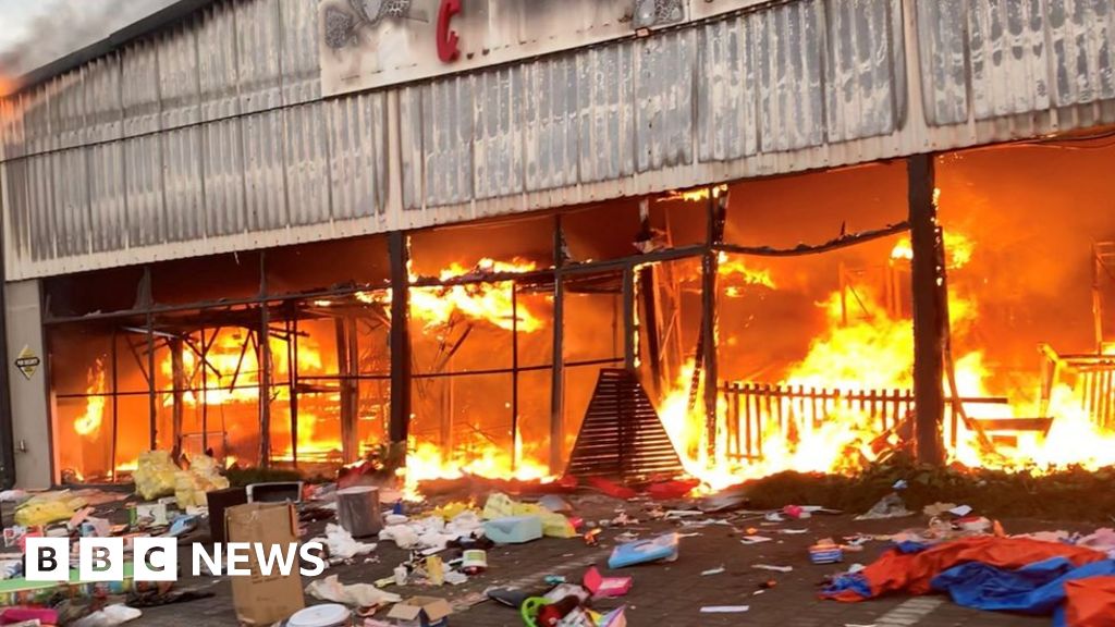 Deadly unrest rages in South Africa - BBC News