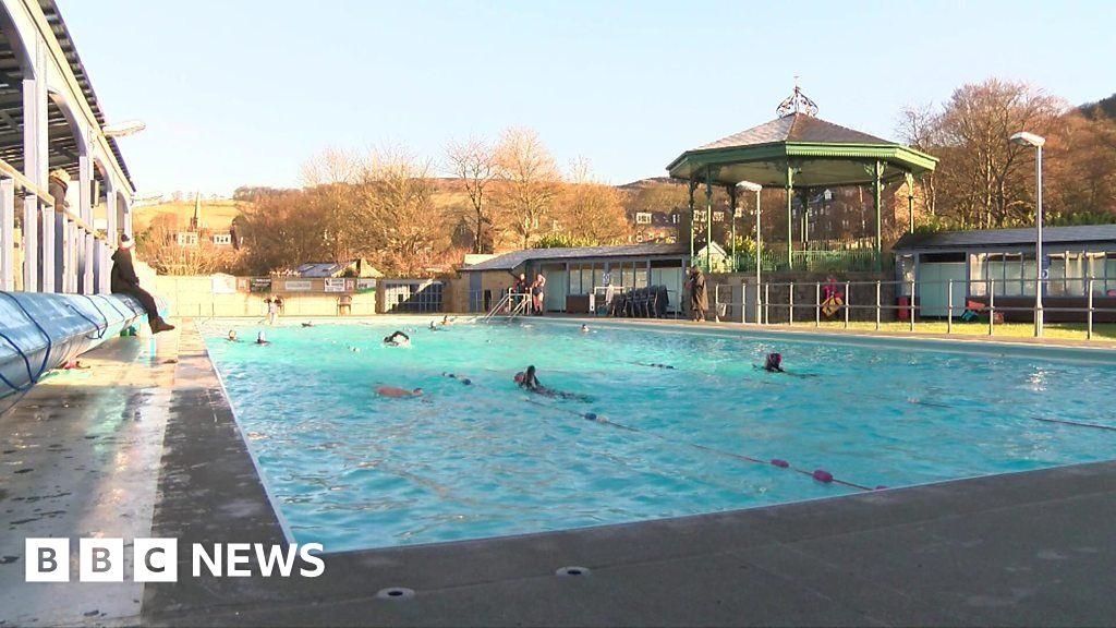 Hathersage lido Brave swimmers take dip in unheated pool BBC News