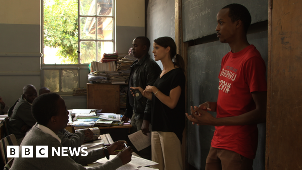 Changing Kenya's education by phone BBC News