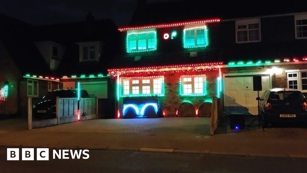 Brentwood teenager's Christmas lights show thrills crowd