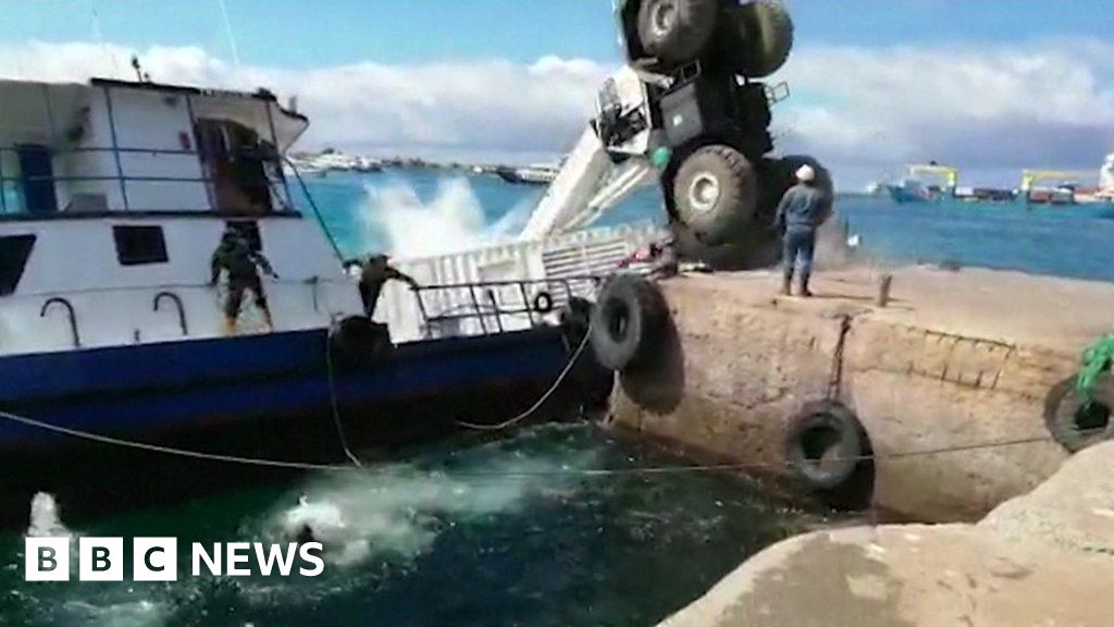Moment a barge carrying fuel sinks in Galapagos Islands