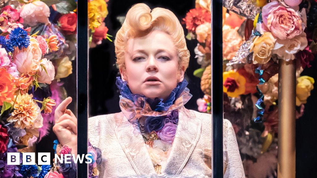The Picture of Dorian Gray is ‘unmissable’, theatre critics say