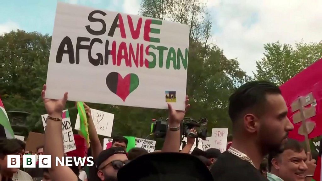 Afghanistan: Protesters gather outside White House as pressure on Biden builds