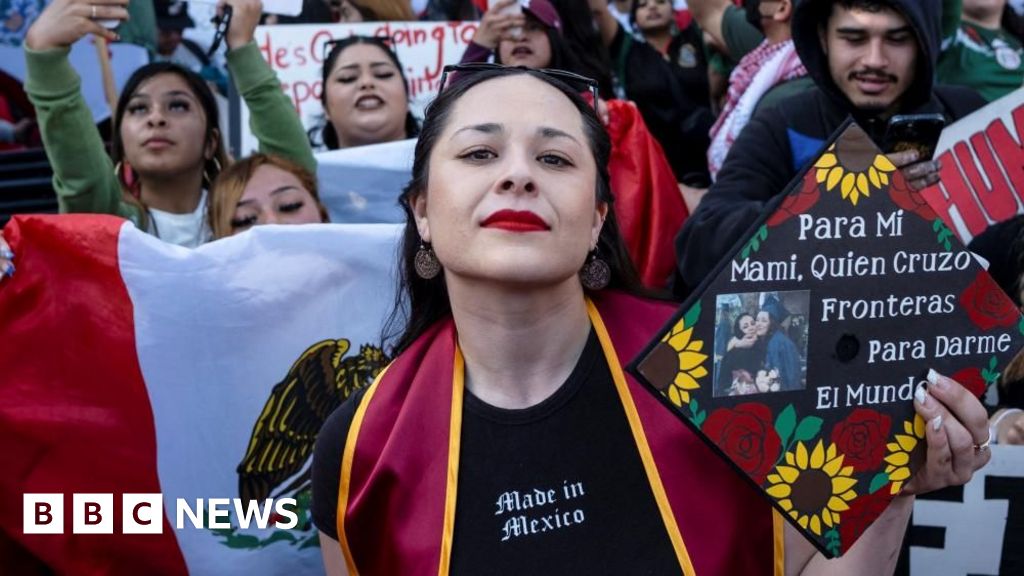 Protesters block LA freeway over Trump's immigration plan