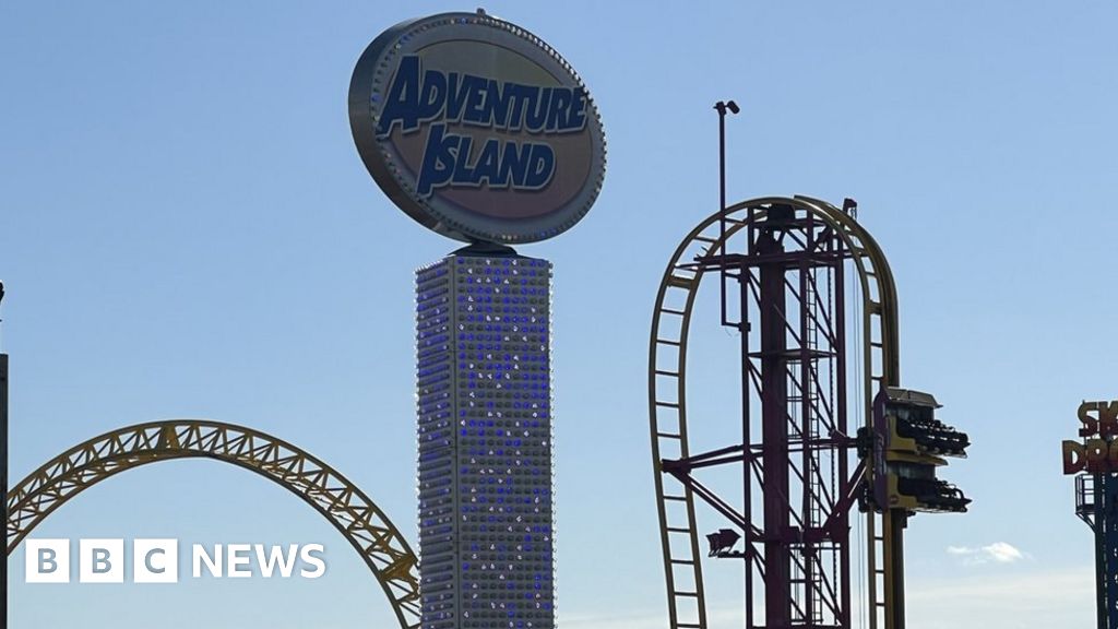 Riders left hanging as Southend rollercoaster stops mid-ride - BBC News