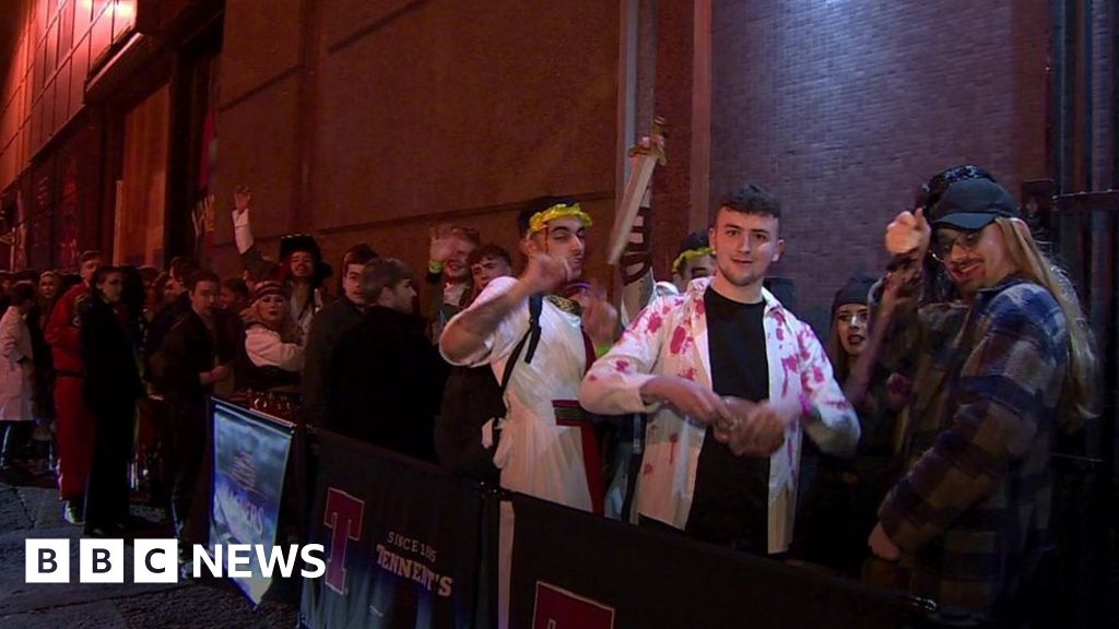 Nightclubs reopen: 'It's really special to be with people again' - BBC News