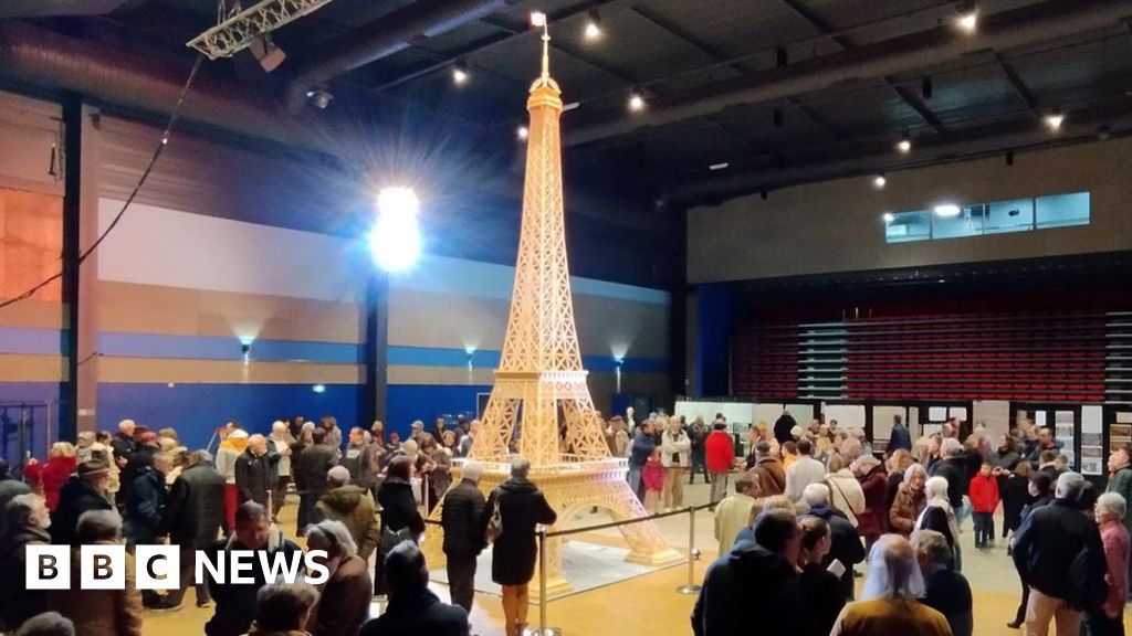 Récord mundial de una cerilla en la Torre Eiffel tras un giro de 180 grados