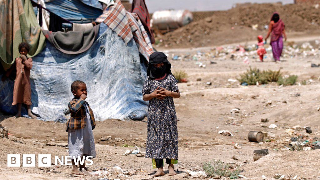 Yemen war: Saudi-led air strike kills displaced civilians