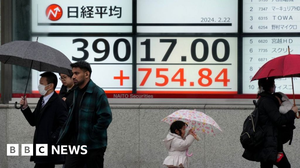 Japan's main stock index closes above 1989 record