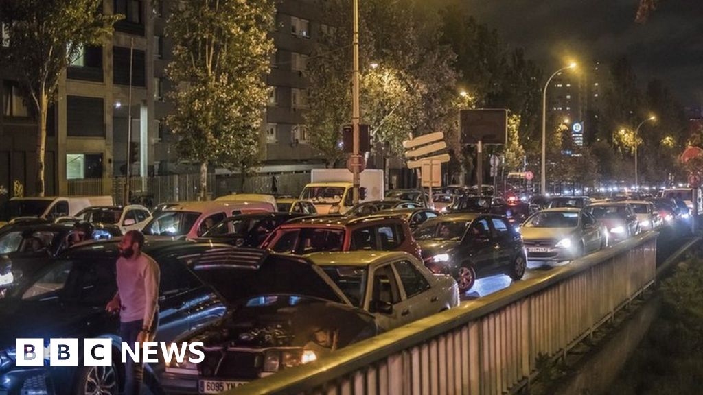 Covid-19: Record traffic around Paris as second French lockdown begins - BBC News