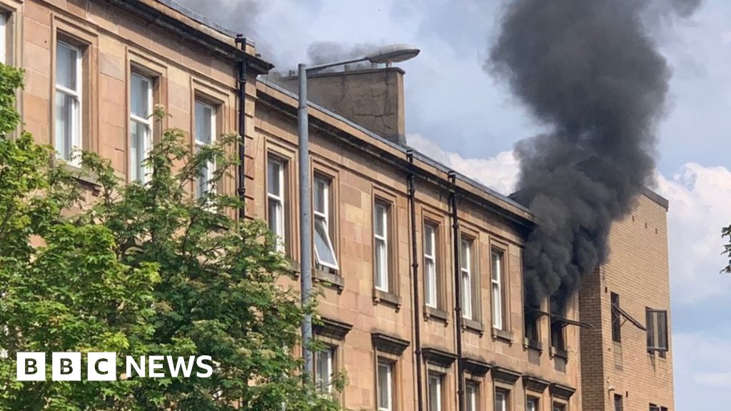 Body of man found after Pollokshields tenement fire - BBC News