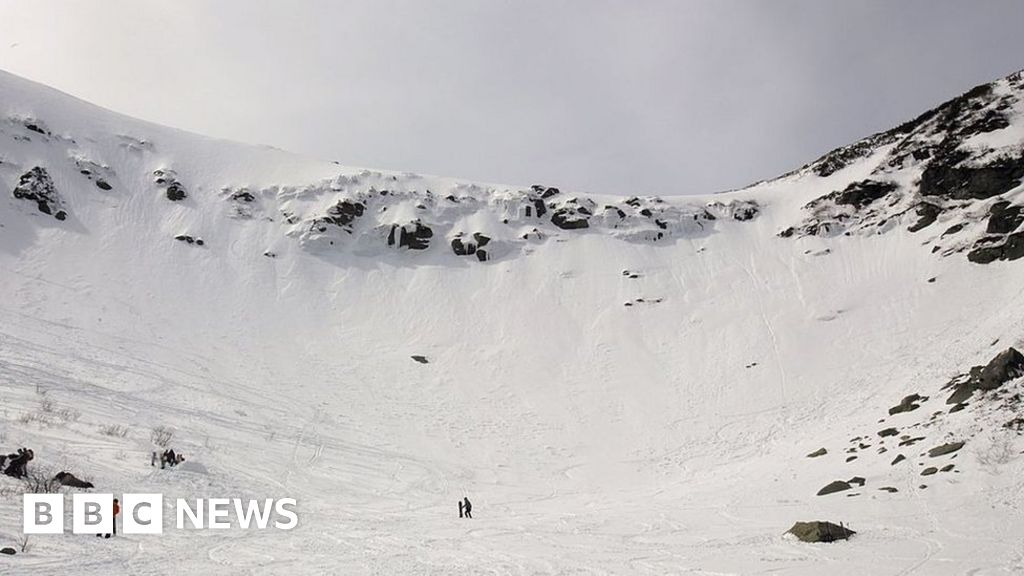 Скиор умира след падане от 600 фута от връх Вашингтон