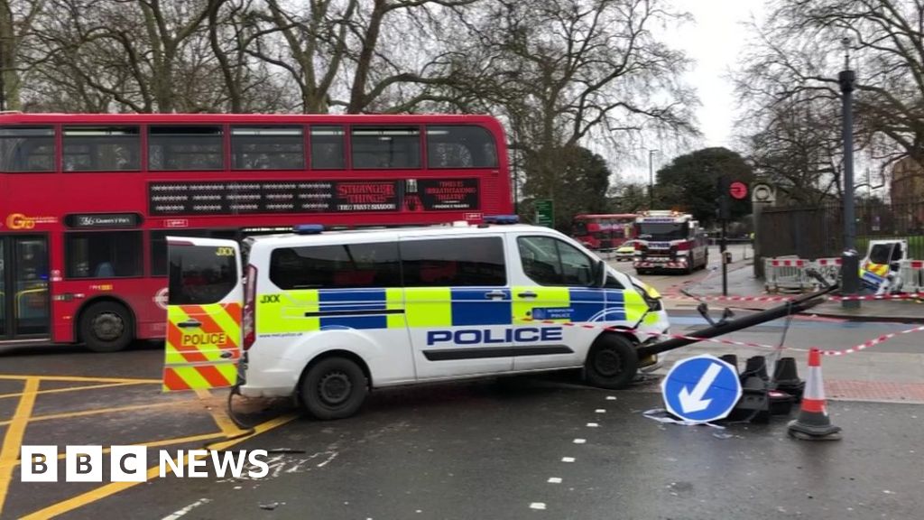Met Police: Six officers injured in bus crash - BBC News
