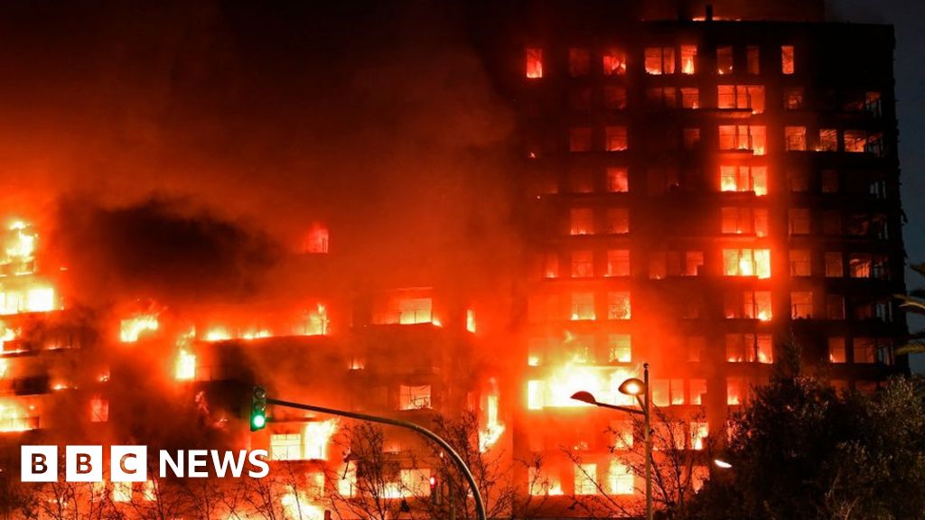 Incendio en Valencia: un edificio alto en España se incendia