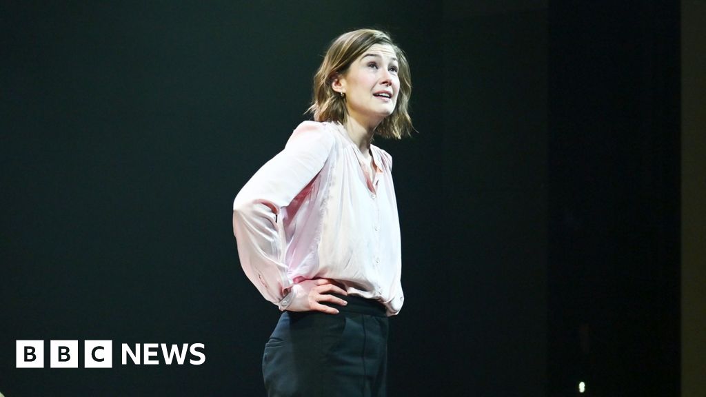 Rosamund Pike calls out audience member for texting during show