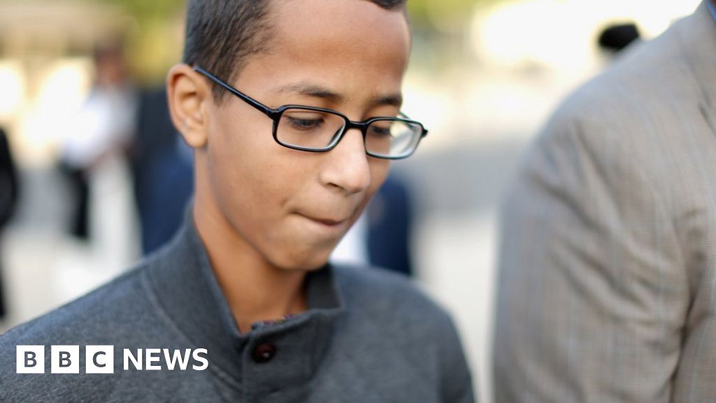 'Clock boy' discrimination case thrown out by Texas judge - BBC News