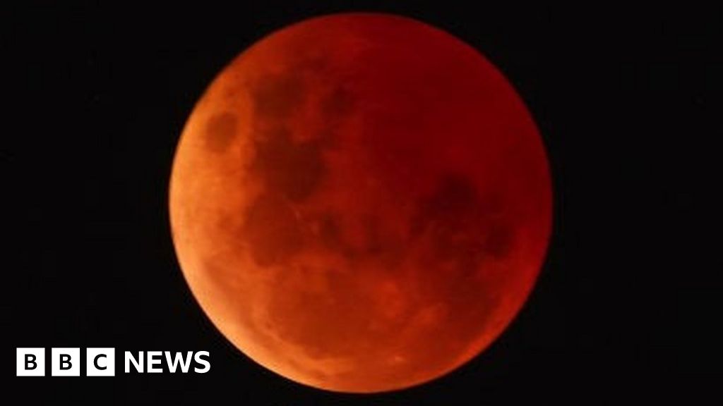 Total lunar eclipse bathes moon in red glow