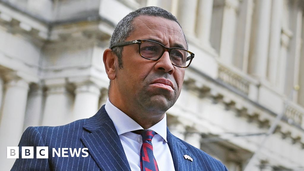 UK to send 24 ambulances to Ukraine, says foreign secretary during visit