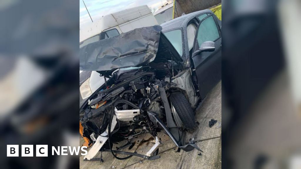 M61 crash Dashcam captures highspeed crash on unlit motorway BBC News