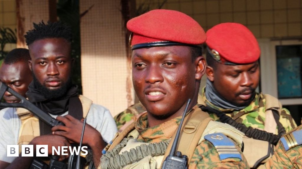Военните на Буркина Фасо хунтата изгони трима френски дипломати, обвинявайки