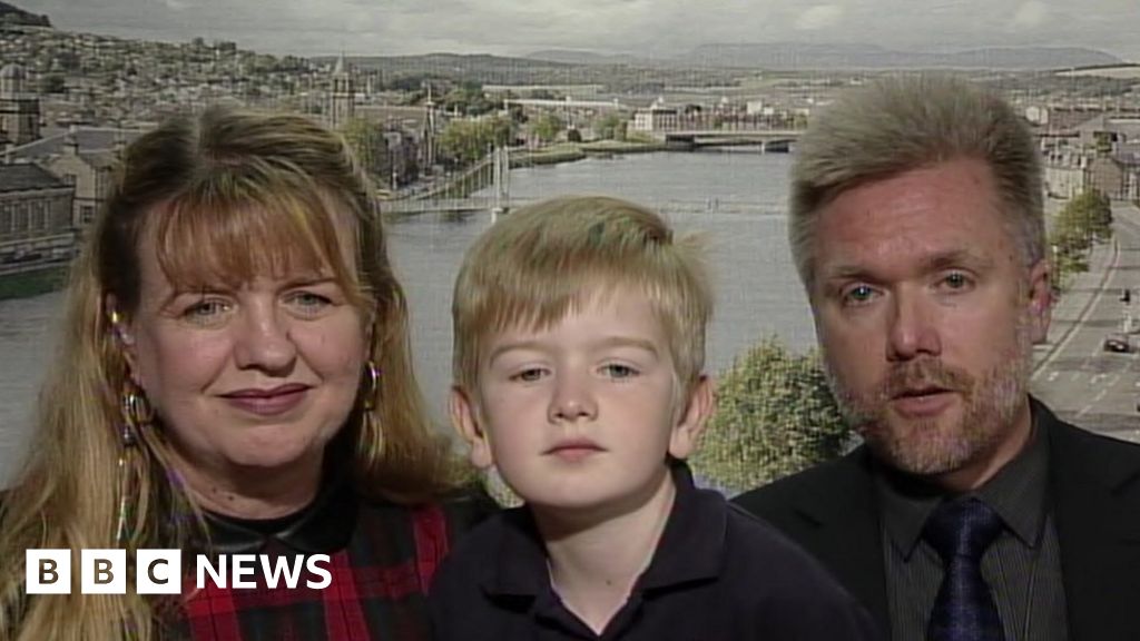 Family facing deportation feel they are 'set up to fail' - BBC News