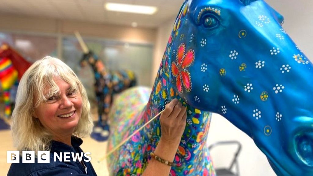 In pictures Artists start painting city unicorns in public BBC News