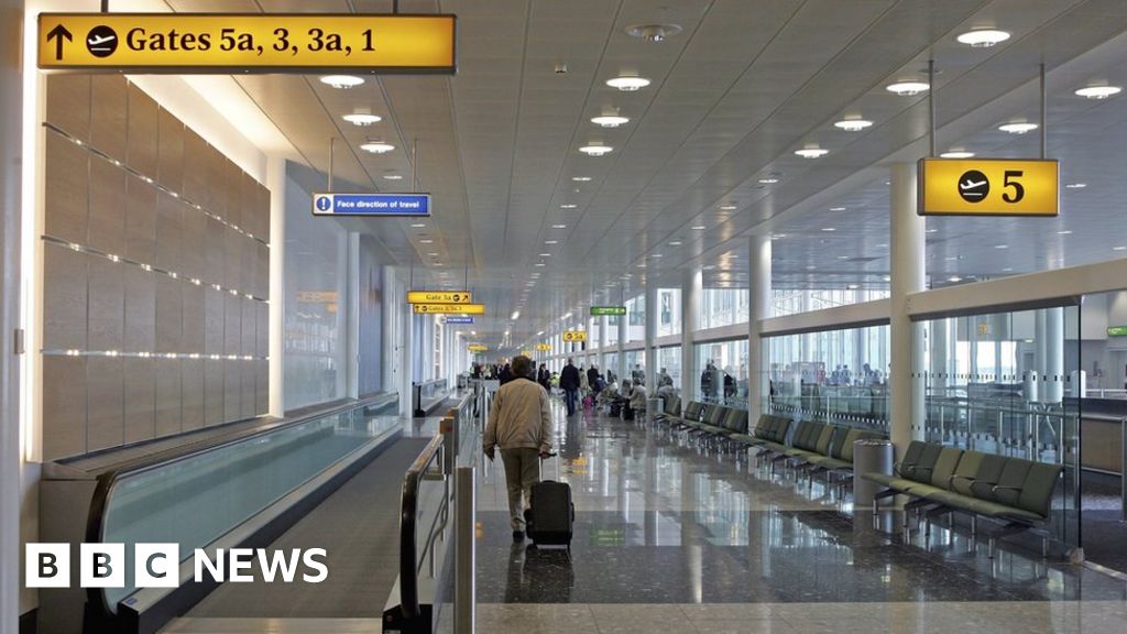 Heathrow Terminal 3 Baggage System Fault Hits Travellers Bbc News