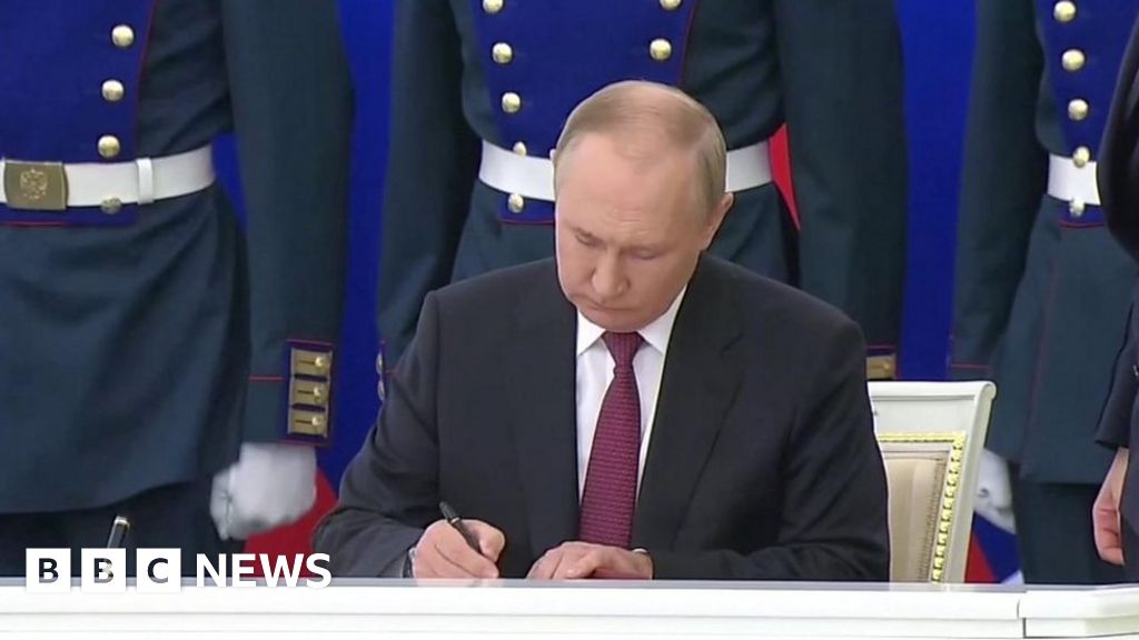 Vladimir Putin signs annexation documents