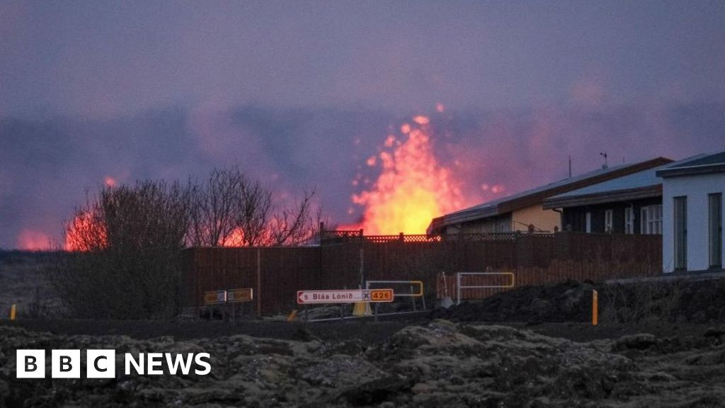 Къщи горят в исландския рибарски град Гриндавик след като две