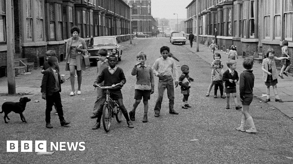 photos-from-1970s-show-life-in-manchester-s-moss-side-bbc-news