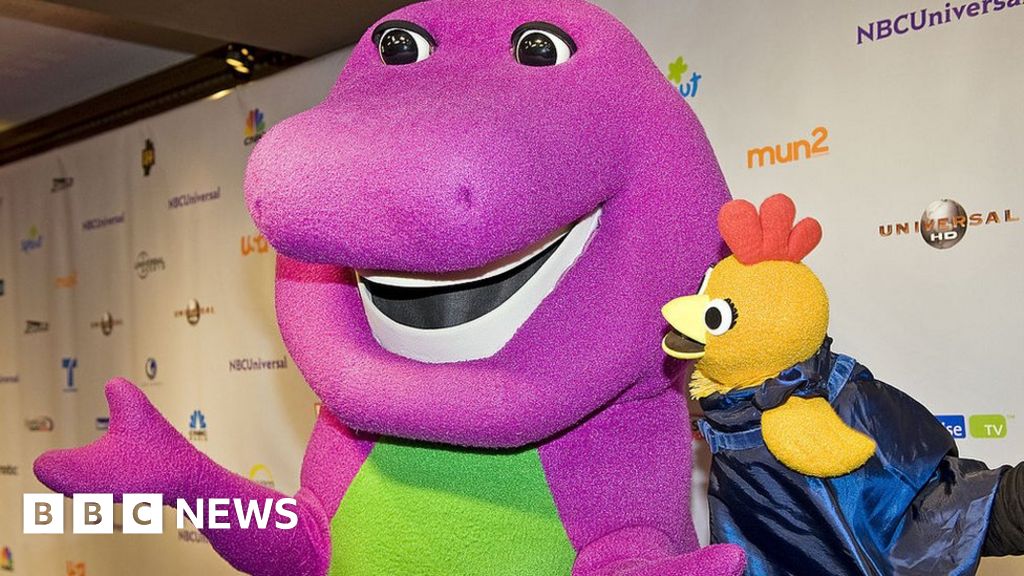 يترك Barney الجديد المعجبين في حيرة من أمرهم بسبب الصورة المجددة