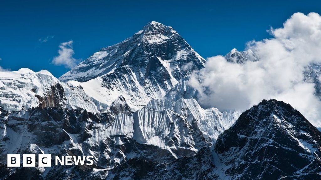 Mount Everest closes because of virus outbreak