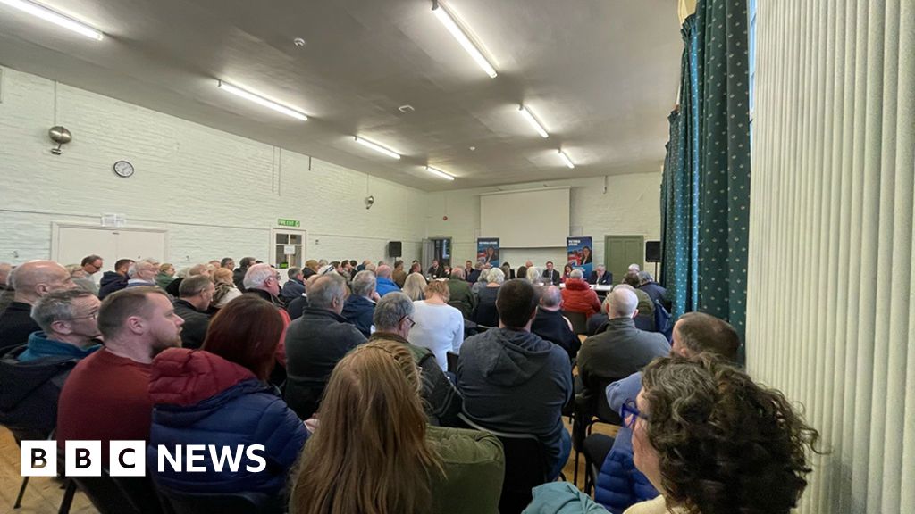 Meeting hears concerns over Horncastle flood defences - BBC News