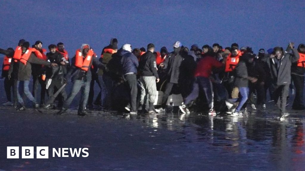 „Искам да стигна до Англия“: BBC вижда хора, борещи се с лодка с мигранти, преди петима да умрат