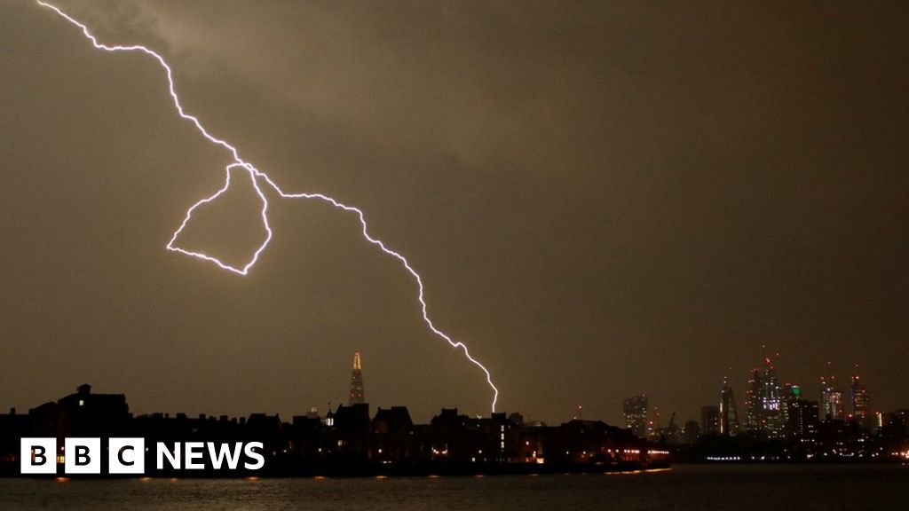 In Pictures Spectacular Lightning Strikes Parts Of Uk Bbc News 