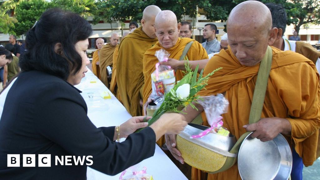 Thailand's overweight monks are put on a diet - BBC News