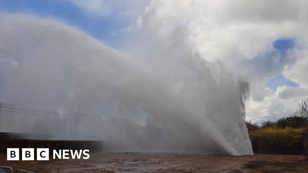 Beeston: Damaged pipe sees water shooting over houses – NewsEverything England