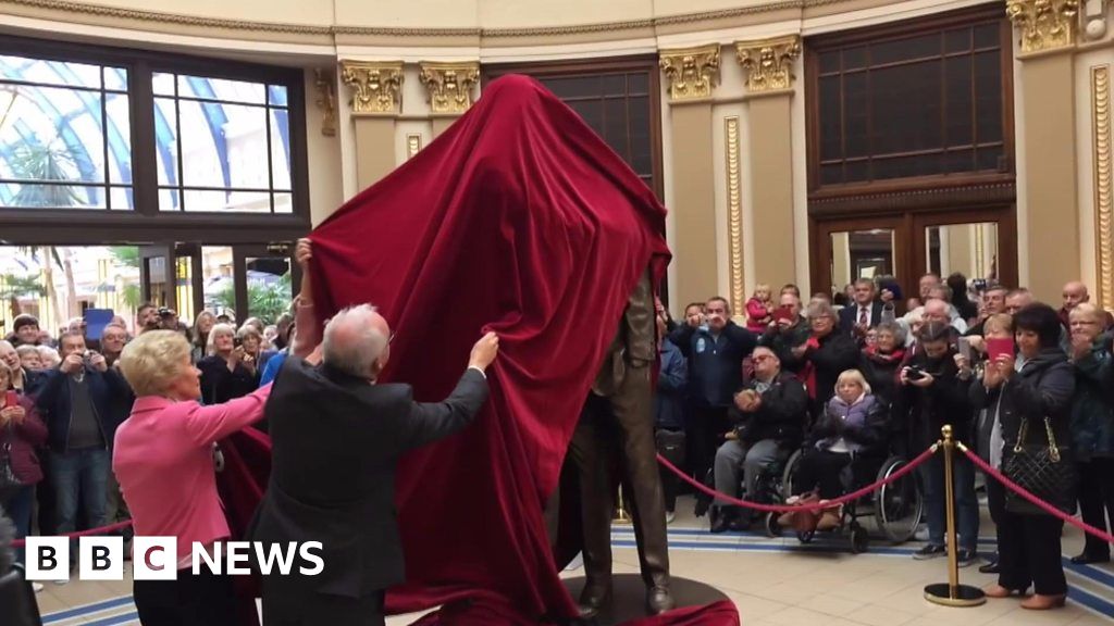 Morecambe and Wise statue unveiled in Blackpool BBC News